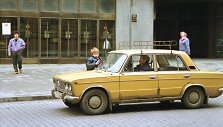 &bdquo;Stiklų valytojas&ldquo;, i&scaron; ciklo &bdquo;Vilniaus vaikai&ldquo;, fot. Christopher Oesterwinter, 1991&ndash;1995