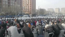 2022 m. lapkričio 23 d. nuotraukoje: protestuotojai Džengdžou mieste centrinėje Kinijos Henano provincijoje, gamyklos teritorijoje.