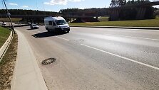 Kanalizacijos &scaron;ulinių dangčiai Vilniaus Vakariniame aplinkkelyje