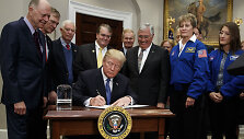 D.Trumpas su NASA atstovais Baltuosiuose rūmuose