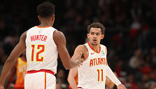Trae Youngas ir DeAndre Hunteris
