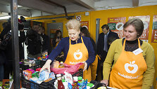 Prezidentė Dalia Grybauskaitė &bdquo;Maisto banko&ldquo; sandėlyje davė startą &bdquo;Maisto banko&ldquo; akcijai