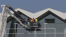 Po tragedijos Novi Sade darbininkai apžiūri traukinių stotį  /  / AP