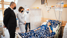Prezidentas Gitanas Nausėda su pirmąja ponia Diana Nausėdiene aplankė palaimintojo kunigo Mykolo Sopočkos hospisą Vilniuje