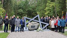 Jaučakiai, paminklas žydų genocido aukoms 