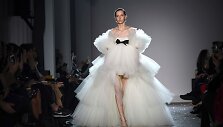 &bdquo;Giambattista Valli&ldquo; 2019 m. pavasario ir vasaros kolekcijos modelis