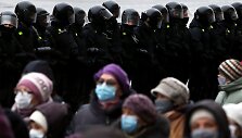 Protestuotojai ir pareigūnai Minske