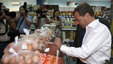 Dmitrijus Medvedevas maisto prekių parduotuvėje
