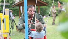 Italijos kariai &Scaron;iaulių kūdikių namams atvežė dovanų ir pagamino picos