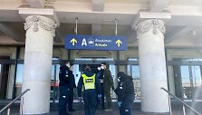 Specialiosios tarnybos ir autobusai laukia atvykstančių keleivių