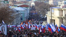 Tūkstančiai rusų &scaron;e&scaron;tadienį dalyvavo eitynės Maskvoje ir Sankt Peterburge, pagerbdami opozicijos politiką Borisą Nemcovą.