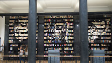 Nacionalinėje bibliotekoje &ndash; nauja Jolitos Vaitkutės instaliacija &bdquo;Pabudę i&scaron; knygų&ldquo;