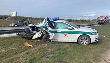 Greitkelyje į stovintį policijos automobilį rėžėsi pravažiuojanti ma&scaron;ina