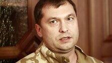 Luhansko teropristų vadeiva Valerijus Bolotovas pesimistines nuotaikas skandina butelyje
