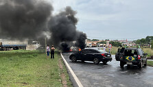 Protestuotoja Brazilijoje degina padangas.
