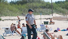 Policijos pareigūnai paplūdimyje