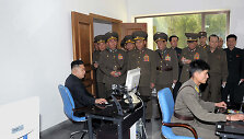Kim Jong Unas prie kompiuterio Karinių oro pajėgų bazėje