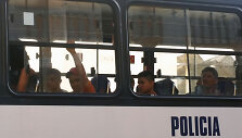 I&scaron;gelbėti migrantai policijos autobuse Meksikoje