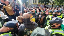 Protestuotojai sustabdė eiseną 