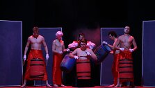 Gruodžio 10 d. uostamiesčio muzikinio teatro scenoje Kaliningrado srities dramos teatras parodys vieną ry&scaron;kiausių ir stilingiausių savo spektaklių &ndash; farsą &bdquo;Lėlės&ldquo;