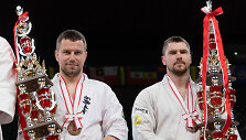 Pilno kontakto kioku&scaron;in karatė pasaulio čempionatoi apdovanojimai. Eventas Gužauskas ir Paulius Žimantas