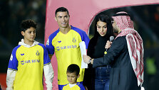 Cristiano Ronaldo su sūnumis ir Georgina Rodriguez per pristatymą &bdquo;Al-Nassr&ldquo; klube