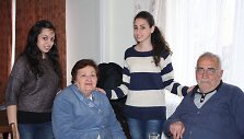 Septyniolikametė Nour (kairėje) kartu su pussesere Mary su seneliais Marin ir Raphael apsistojo pas kretingi&scaron;kius Arūną ir Rūtą &Scaron;ulskius. 