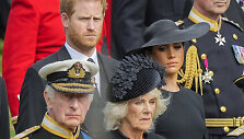 Karalius Charlesas III, karalienė konsortė Camilla, princas Harry ir Meghan Markle