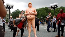 Nuogo Donaldo Trumpo skulptūra Niujorke