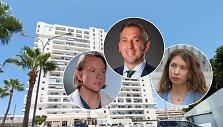 Sergejus Jefimenka (vir&scaron;uje), Mantas Jančiauskas ir Jovita Rutkauskaitė bei namas Tenerifėje, kuriame Jefimenkos įsigijo būstą.