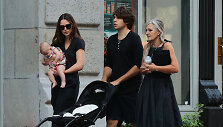 Keira Knightley su vyru Jamesu Rightonu, dukra Edie ir mama Sharman Macdonald