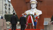 Uchnaagijnas Churelsuchas ir Vladimiras Putinas prie mar&scaron;alo Georgijaus Žukovo paminklo Mongolijoje
