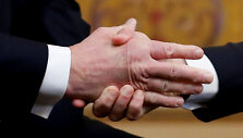 E.Macronas (kairėje) spaudžia ranką D.Trumpui