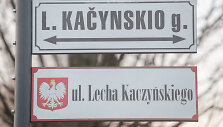 Vilniuje atidengtos Lecho Kačynskio vardu pavadintos gatvės lentelės