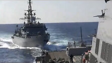 Rusijos karo laivas pavojingai artėja prie JAV minininko &bdquo;USS Farragut&ldquo;.