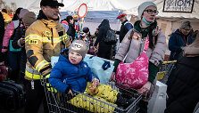 Lenkijos ugniagesys padeda nuo karo bėgantiems ukrainiečiams 