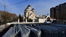 Prie cerkvės, kurioje bus laikomos mi&scaron;ios už Aleksejų Navalną, statomi užtvarai