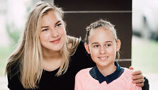 Rūta Meilutytė kviečia padėti vaik&scaron;čioti negalinčiai Vakarei
