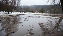 Sniegą Vilniuje keičia balos