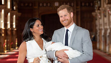 Princas Harry ir Meghan Markle pasauliui pristatė savo kūdikį