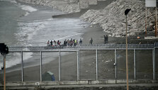 Maždaug 100 migrantų plaukte bandė pasiekti Ispanijos Seutos anklavą