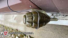 Bylos įkalčiai: granata ant tvoros