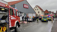 Folkmarzene į minią rėžėsi automobilis