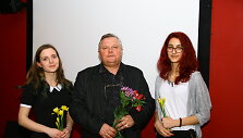 Adelės Mažeikaitė ir Austėja Narusevičiūtė su ra&scaron;ytoju Joną Endrijaičiu