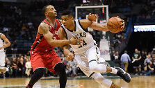 Normanas Powellas ir Giannis Antetokounmpo