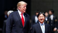 JAV prezidentas Donaldas Trumpas su naujuoju Japonijos imperatoriumi Naruhito.