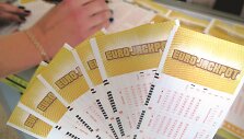 7 mln. 643 tūkst. eurų arba daugiau kaip 26 mln. litų &ndash; didžiausias kada nors Lietuvoje laimėtas loterijos prizas.