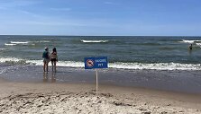 Ženklai pajūryje, įspėjantys apie pavojų, poilsiautojams &ndash; nė motais. 