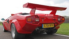 Lamborghini Countach 5000QV &ndash; geresnį skonį automobiliams turintys vairuotojai tą spoilerį dažniausiai pa&scaron;alina. (Brian Snelson, Wikimedia(CC BY 2.0)