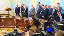 Apsinuoginusi aktyvistė A.Luka&scaron;enkos ir P.Poro&scaron;enko akivaizdoje su&scaron;uko &bdquo;Tegyvuoja Baltarusija!&ldquo;